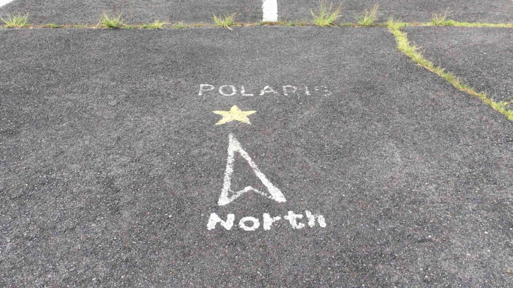 フォレストパーク神野山第二駐車場のアスファルトに北極星（ポラリス）の位置がわかる図が描かれています。