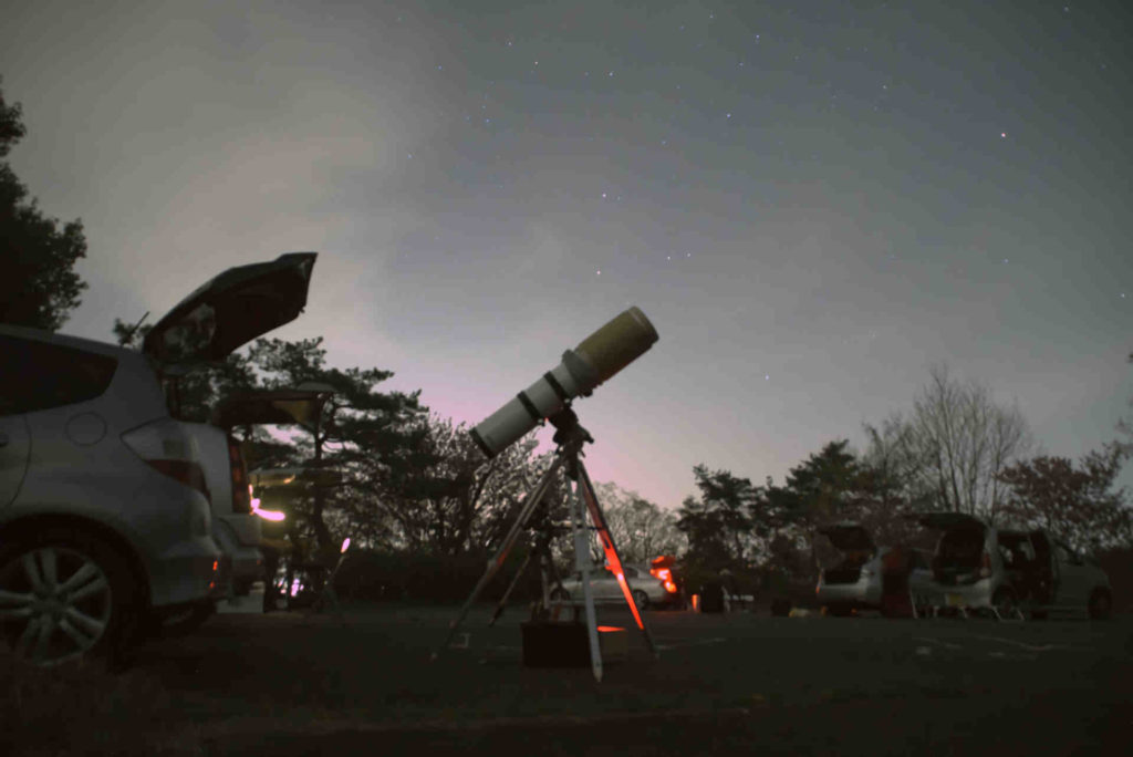夜のフォレストパーク神野山第二駐車場で星空を天体観測する人や天体望遠鏡やカメラで天体写真を撮影する星好きな人達の様子。たくさん車が停まっていますね。