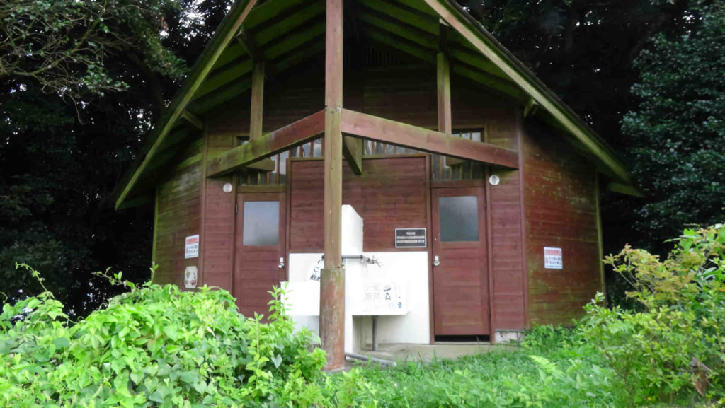 フォレストパーク神野山の展望台の近くにあるトイレです。