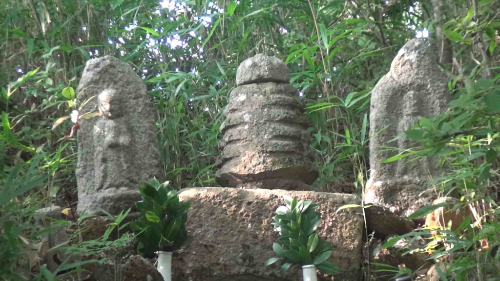 「王塚」の内部には白鳥座のデネブを意味する変わった形の不思議な石が祭られています。左右にはお地蔵様がいらっしゃいます。