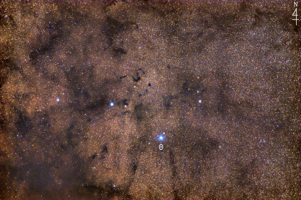 この天体写真は2020年04月30日に撮影した「へびつかい座」にあるバーナード72（S字状暗黒星雲/スネーク星雲）です。焦点距離は300mm。