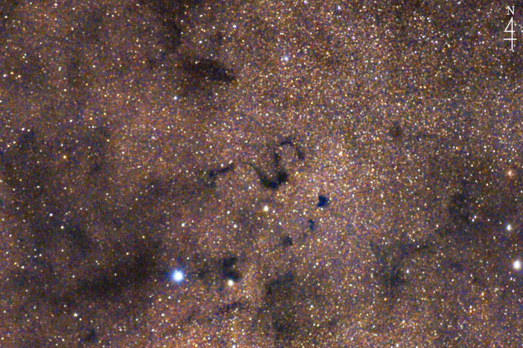 この天体写真は2020年04月30日に撮影した「へびつかい座」にあるバーナード72（S字状暗黒星雲/スネーク星雲）です。焦点距離は664mm。