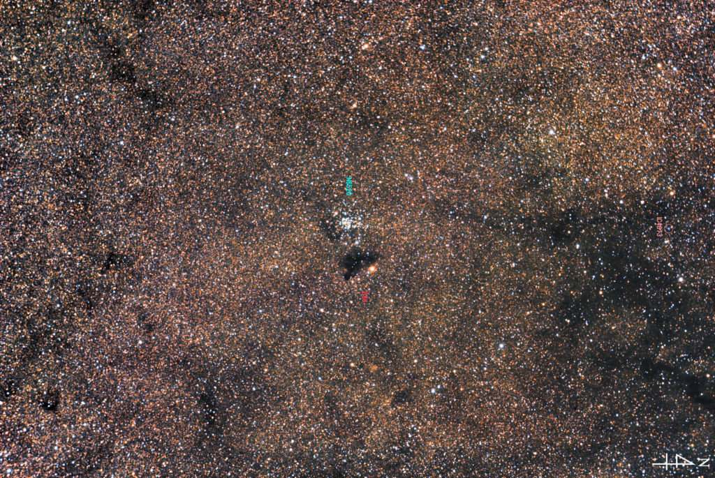 この天体写真は2021年06月09日に撮影した「いて座」にあるB86（バーナード86）と言う暗黒星雲です。中央下の散開星団はNGC6520、右端の球状星団はIC4673。焦点距離は1169mm。