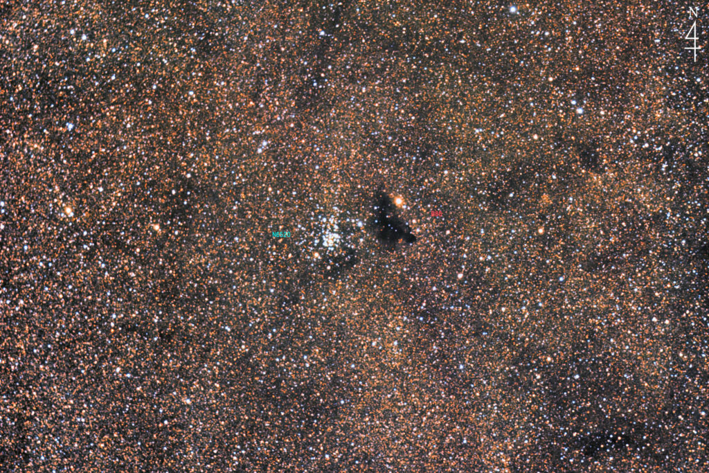 この天体写真は2021年06月09日に撮影した「いて座」にあるB86（バーナード86）と言う暗黒星雲です。中央左の散開星団はNGC6520。焦点距離は1749mm。