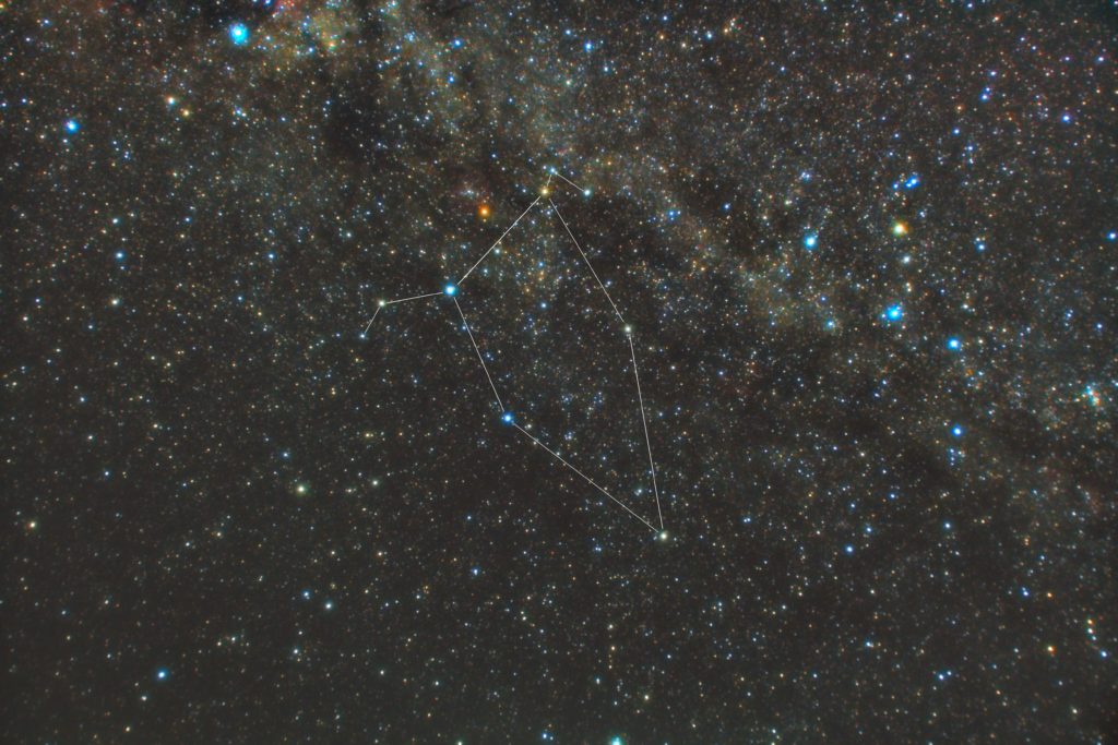 一眼レフカメラとズームレンズで2018年10月08日21時20分14秒から撮影したケフェウス座の星座線入り星空写真（星野写真）です。