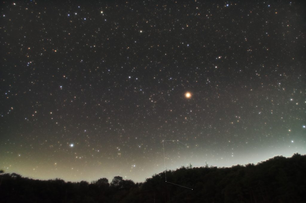 一眼レフカメラとズームレンズで2018年10月08日19時48分22秒から撮影して顕微鏡座（けんびきょう座）の星座線入り新星景写真（星空写真）を作成しました。