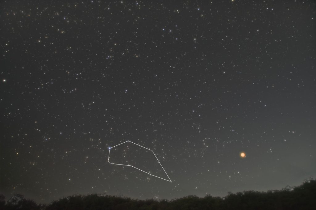 2018年10月08日22時06分44秒から一眼レフカメラとズームレンズで撮影した南の魚座（みなみのうお座）の星座線入り星空写真（新星景写真）です。