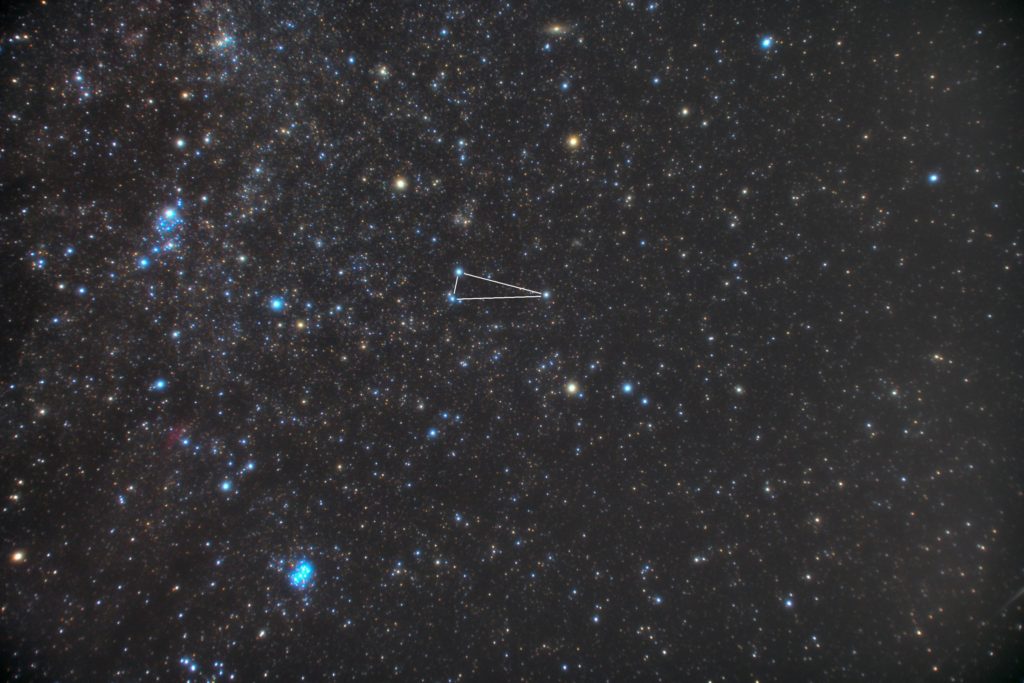 2018年10月09日01時13分03秒から一眼レフカメラとズームレンズで撮影した三角座（さんかく座）の星座線入り星野写真（星空写真）です。