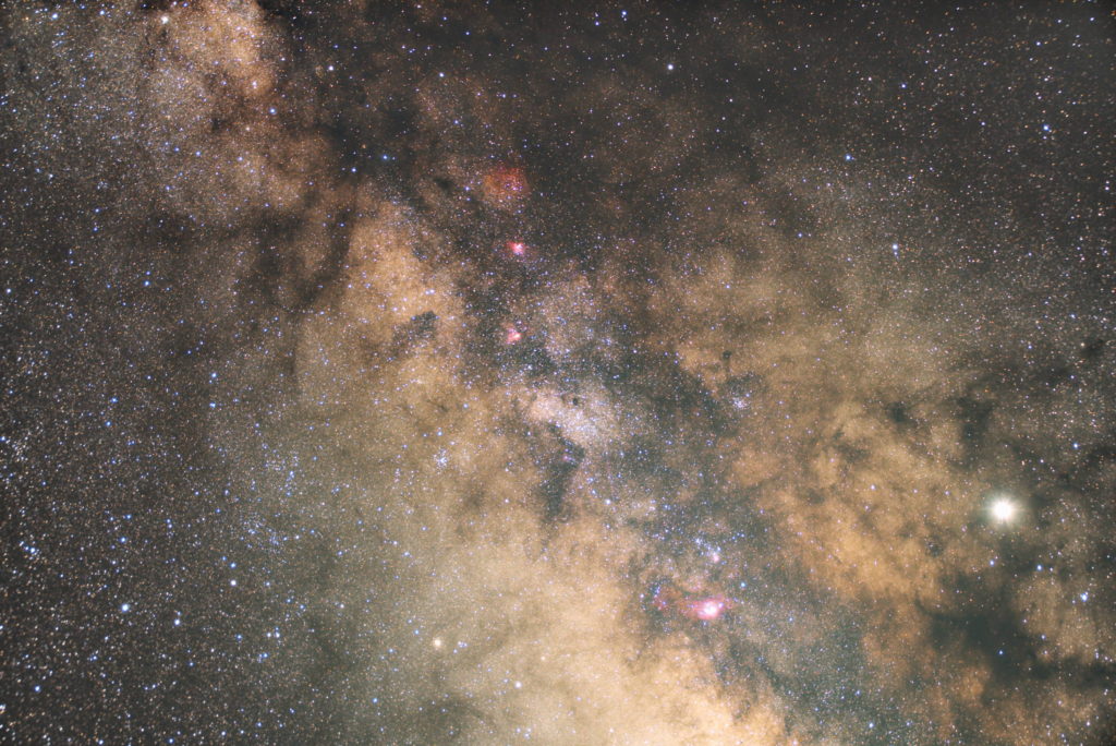 一眼カメラとカメラレンズで撮影した天の川中心部の星野写真です。撮影日時は2019年05月08日02時23分50秒から。PENTAX KP/TAMRON AF18-200mm F3.5-6.3 XR DiII/ケンコープロソフトンA/フルサイズ換算73㎜/ISO12800/F4.5/1分/62枚で加算平均コンポジット/ダーク減算なし/ソフトビニングフラット補正です。