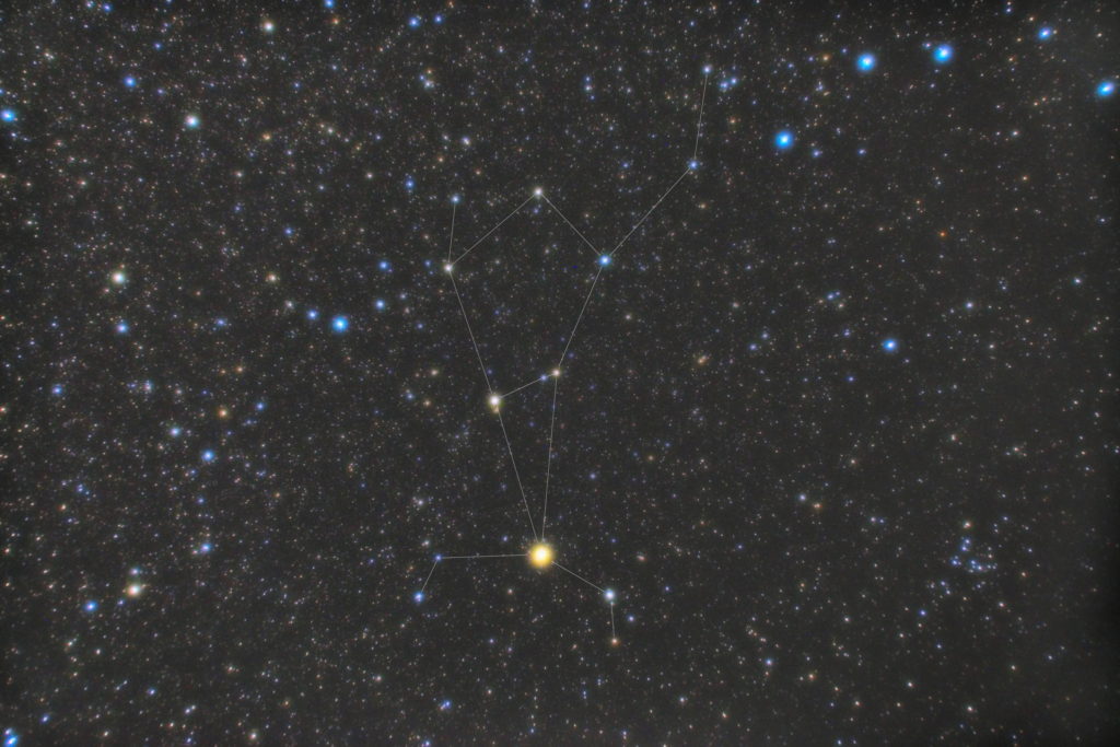 一眼カメラとカメラレンズで撮影したうしかい座（牛飼い座）の星座線入り星野写真（星空写真）です。撮影日時は2019年04月04日02時37分52秒から。
