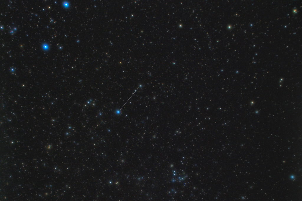 一眼カメラとカメラレンズで撮影したりょうけん座（猟犬座）の星座線入り星野写真（星空写真）です。撮影日時は2019年05月04日00時05分00秒から。
