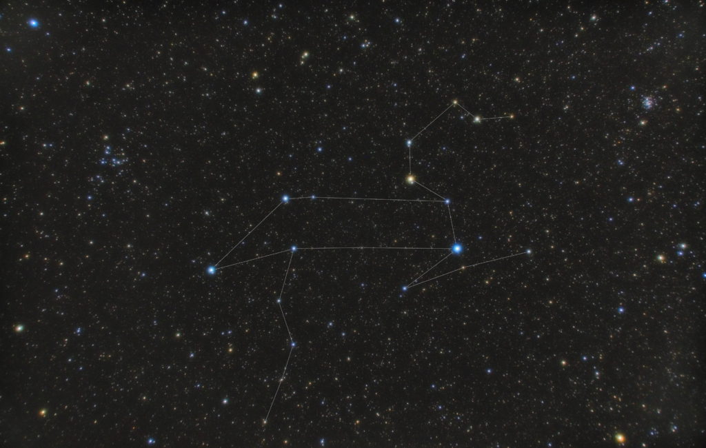 一眼カメラで撮影した獅子座（しし座）の星座線入り星野写真（星空写真）です。撮影日時は2019年04月03日21時22分41秒から。PENTAX KP/TAMRON AF18-200mm F3.5-6.3 XR DiII/ケンコープロソフトンA/フルサイズ換算約28㎜/ISO1600/露出1分/F4.5/26枚を加算平均コンポジット/ダーク減算なし/ソフトビニングフラット補正です。