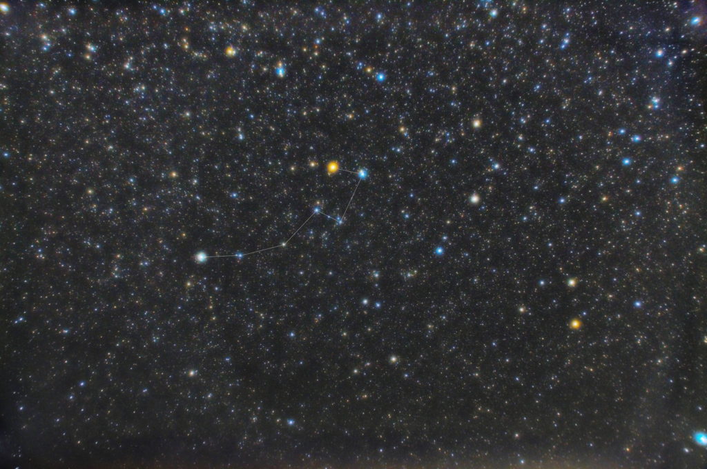 一眼カメラとカメラレンズで撮影した小熊座（こぐま座）の星座線入り星野・星空写真です。撮影日時は2019年04月03日23時13分43秒から。