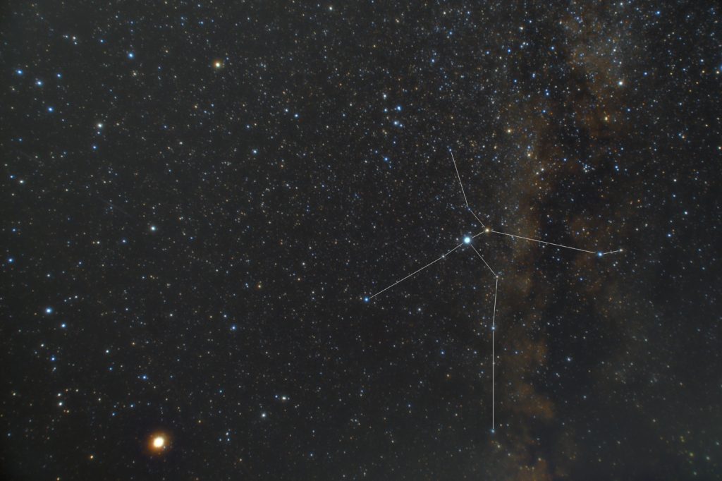 2018年11月06日20時11分22秒から一眼レフとカメラレンズで撮影して鷲座（わし座）の星座線入り星野写真（星空写真）を撮影しました。