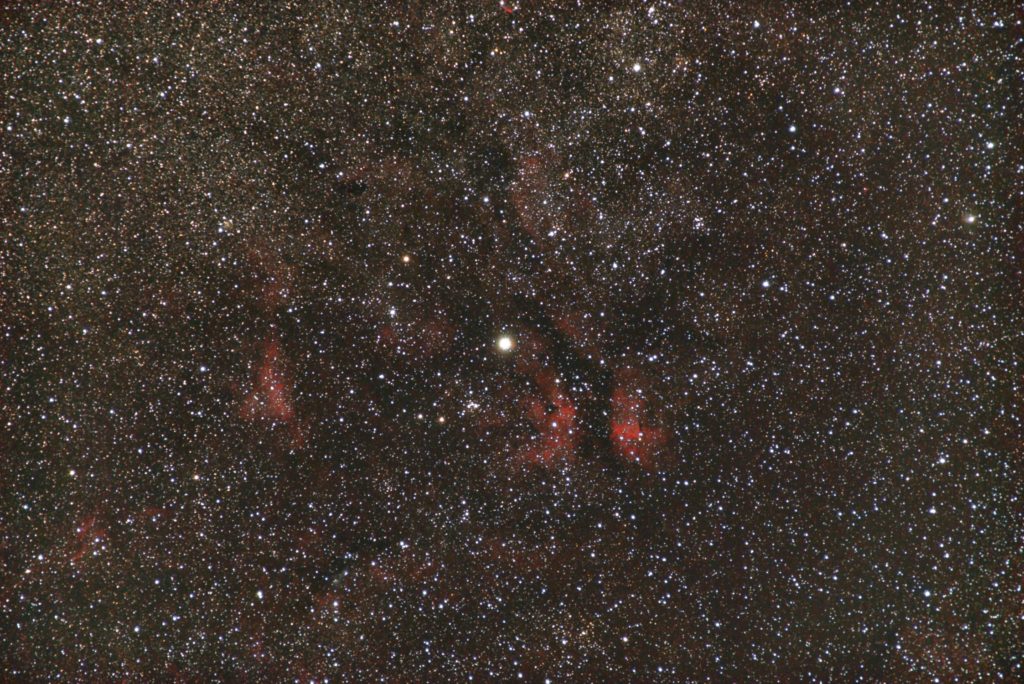 一眼レフとカメラレンズで2018年7月19日に撮影した白鳥座（はくちょう座）のガンマ星サドル周辺の散光星雲の天体写真です。