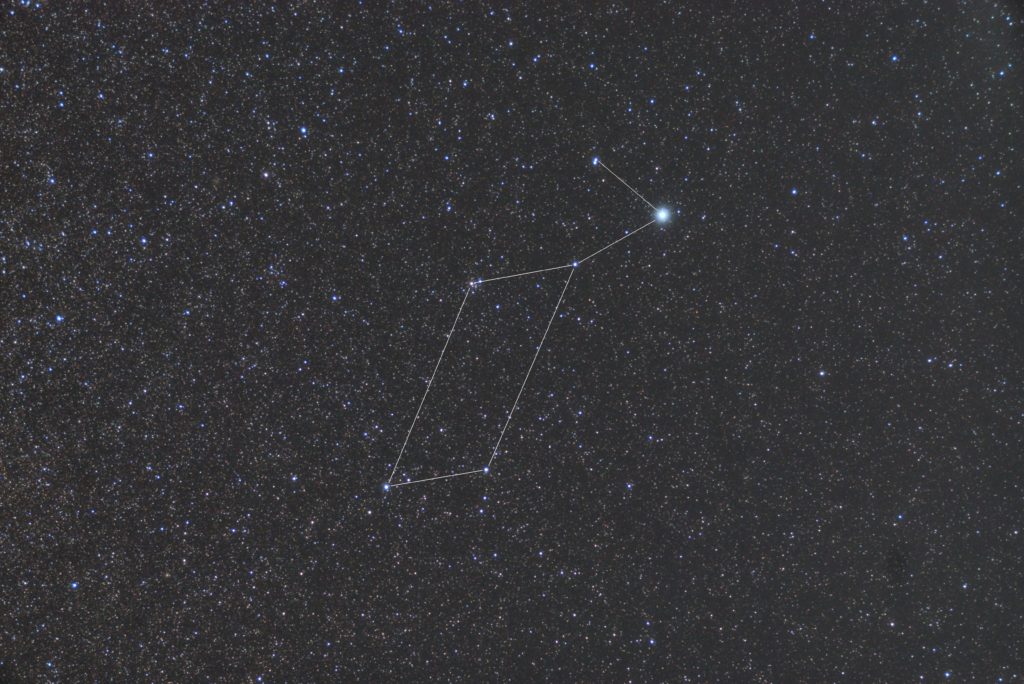 2018年07月16日01時17分39秒から一眼レフとカメラレンズで撮影した琴座（こと座）の星座線入り星空写真（星野写真）です。