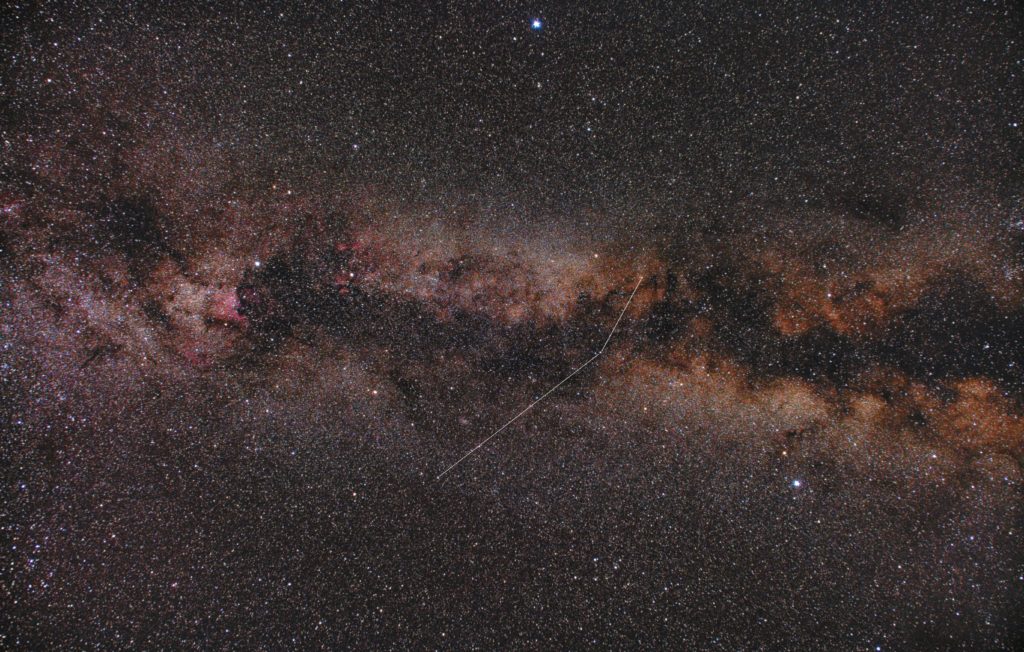 2018年06月17日02時20分56秒から一眼レフとカメラレンズで撮影した小狐座（こぎつね座）の星座線入り星野写真（星空写真）です。