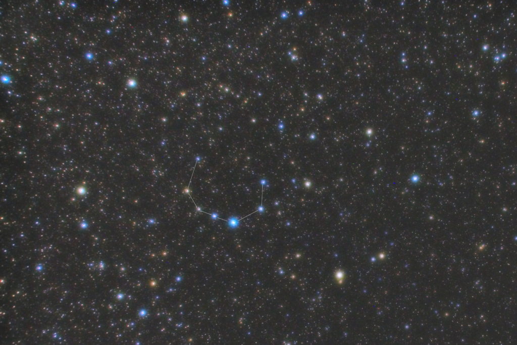 一眼カメラとカメラレンズで撮影したかんむり座（冠座）の星座線入り星野写真（星空写真）です。撮影日時は2019年04月04日02時37分52秒から。