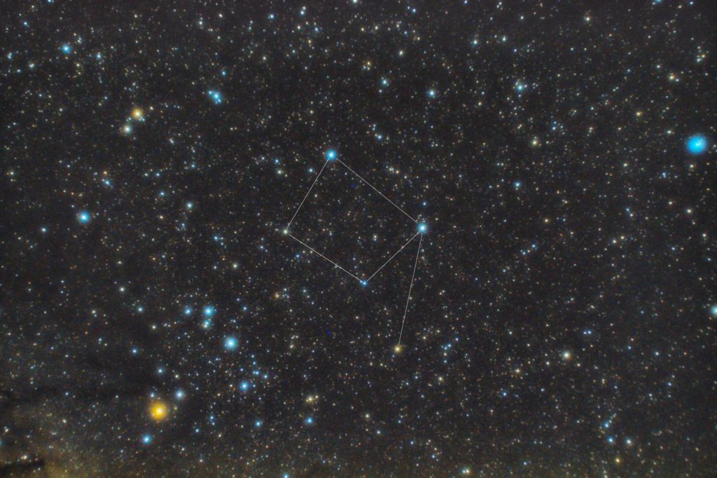 一眼カメラとカメラレンズで撮影した天秤座（てんびん座）の星座線入り星野・星空写真です。撮影日時は2019年04月13日00時39分57秒から。PENTAX KP/TAMRON AF18-200mm F3.5-6.3 XR DiII/ケンコープロソフトンA/フルサイズ換算35㎜/ISO12800/F4.5/15秒/31枚を加算平均コンポジット/ダーク減算なし/ソフトビニングフラット補正です。