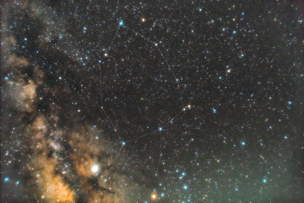 一眼カメラとカメラレンズで撮影した蛇遣座（へびつかい座）の星座線入り星野・星空写真です。撮影日時は2019年04月13日03時07分55秒から。