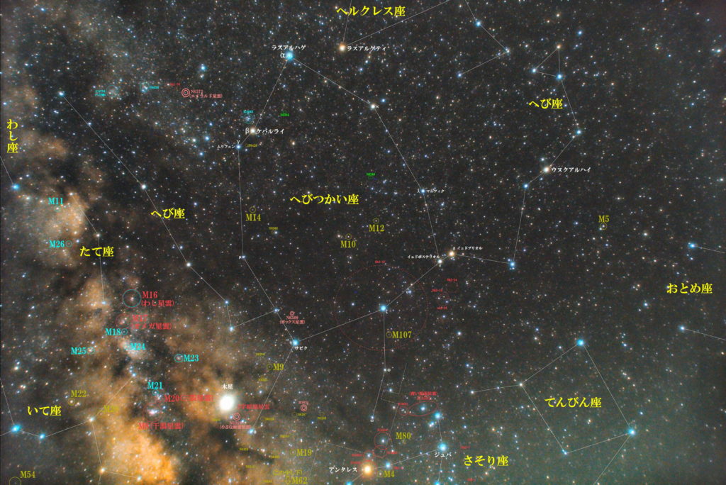 一眼カメラとカメラレンズで撮影した蛇遣座（へびつかい座）付近の天体の位置がわかる写真星図です。メシエは球状星団のＭ9｜M10｜M12｜M14｜M19｜M62｜M107。暗黒星雲のバーナード72（S字暗黒星雲/スネーク星雲）や惑星状星雲のNGC6572（エメラルド星雲）｜NGC6309（ボックス星雲）｜NGC6369（小さな幽霊星雲）が有名。 また、散光星雲のSh2-27～アンタレス周辺｜IC4604＋IC4503や銀河のNGC6384｜NGC6420や球状星団のNGC6366｜NGC6356｜NGC6293に散開星団のNGC6633-IC4756｜IC4665が魅力的でおすすめ。