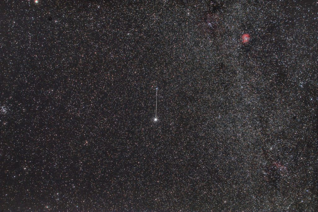 こいぬ座（小犬座）の星座線入り星野写真（星空写真）です。撮影日は2018年11月11日01月41分16秒～で、一眼レフカメラ（CANON EOS KISS X2 IR改造）/カメラレンズ（TAMRON ズームレンズ AF28-300mm F3.5-6.3 ASPHERICAL XR LC）/フルサイズ換算42㎜/ISO1600/F5.6/露出4分/7枚を加算平均コンポジット/ダーク減算あり/ソフトビニングフラット補正です。