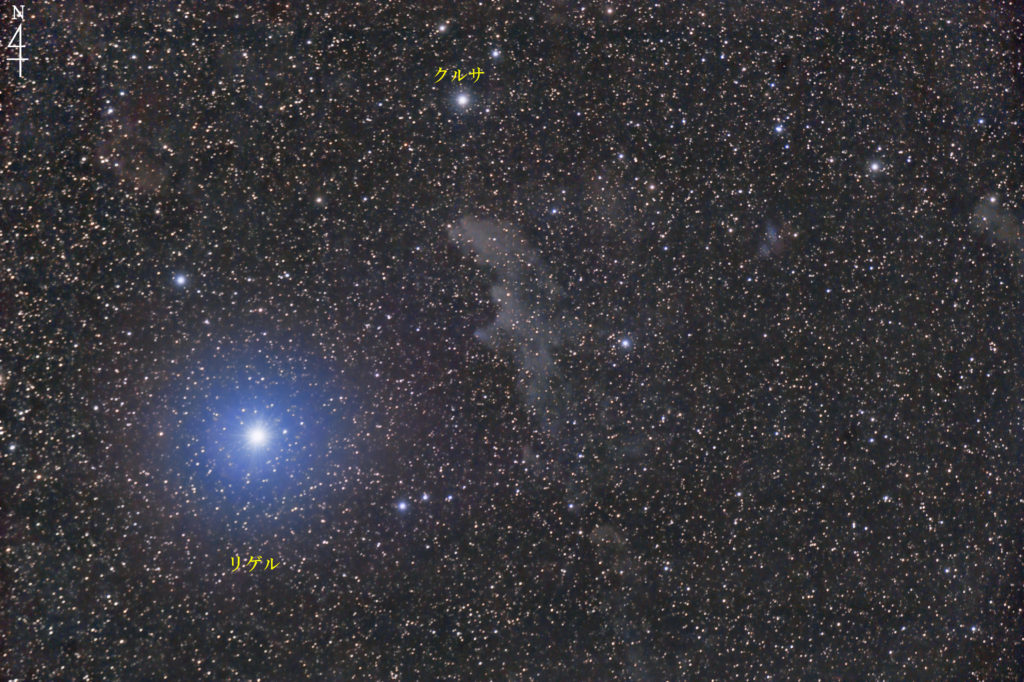 この天体写真は2021年10月15日に撮影した「エリダヌス座」にある魔女の横顔星雲（IC2118/NGC1909）と言う反射星雲です。上下逆さにすると魔女の右の横顔になります。左下に映っている明るい青い星はオリオン座のリゲルです。焦点距離は334mm。