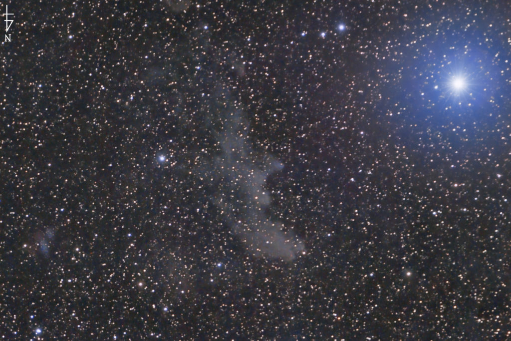 この天体写真は2021年10月15日に撮影した「エリダヌス座」にある魔女の横顔星雲（IC2118/NGC1909）と言う反射星雲です。下を天の北極にすると魔女の右の横顔になります。右上に映っている明るい青い星はオリオン座のリゲルです。焦点距離は334mm。
