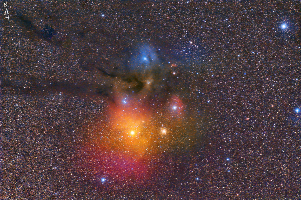 この天体写真は2022年4月5日に撮影した「さそり座」にあるアンタレス付近（IC4603＋IC4604＋IC4605＋IC4606）。周辺には赤・青・黄色の散光星雲や球状星団、反射星雲や暗黒星雲などがあり、非常に美しいエリアです。焦点距離は163mm。