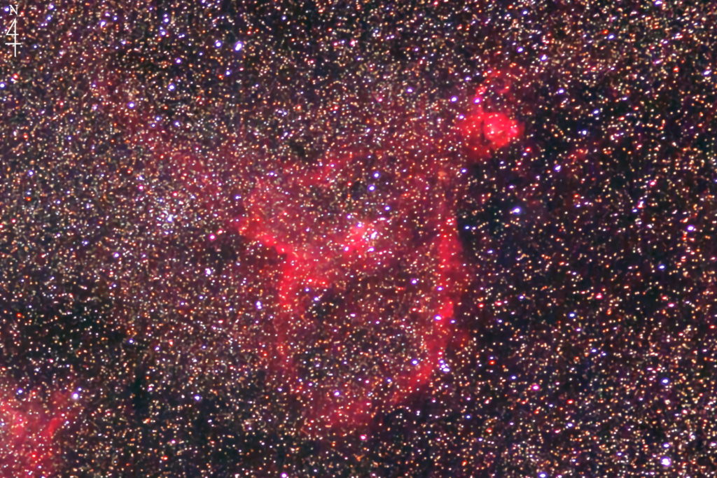 この天体写真は2020年08月16日に撮影した「カシオペア座」にあるハート星雲（IC1805/Sh2-190）と言う散開星団+散光星雲です。焦点距離は462mm。