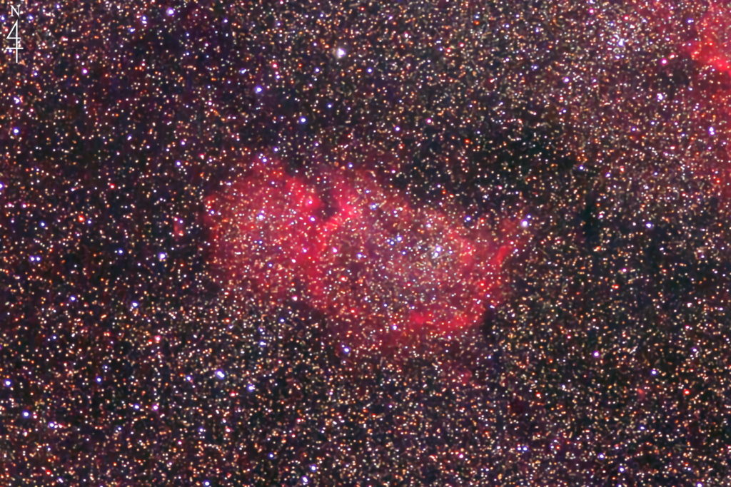 この天体写真は2020年08月16日に撮影した「カシオペア座」にあるソール星雲（胎児星雲/IC1848/Sh2-199）と言う散光星雲＋散開星団です。焦点距離は462mm。