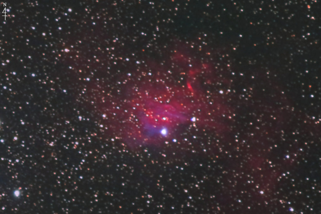 この天体写真は2020年10月21日に撮影した「ぎょしゃ座」にある勾玉星雲（IC405/Sh2-229）と言う散光星雲です。焦点距離は1497mm。