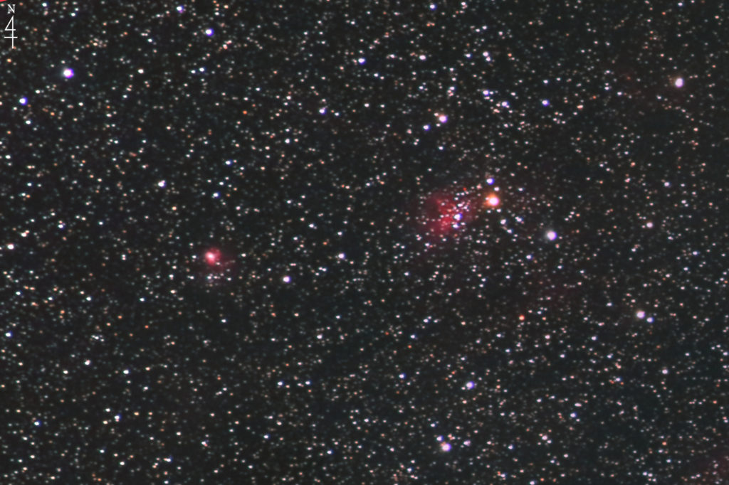 この天体写真は2020年10月21日に撮影した「ぎょしゃ座」にあるスパイダー星雲（IC417/Sh2-234）と言う散光星雲です。左側にはフライ星雲（NGC1931）が写っています。焦点距離は993mm。