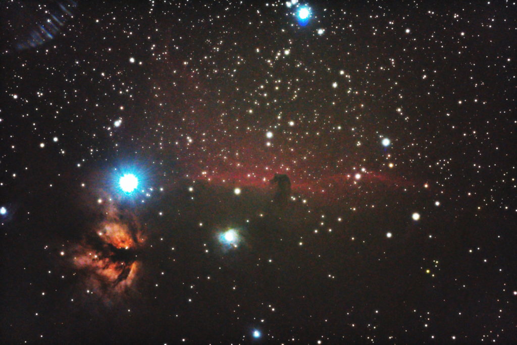 この天体写真は2017年09月26日に撮影した「オリオン座」にある馬頭星雲（IC434）と言う暗黒星雲＋散光星雲です。左下にはNGC2024（燃える木）、下にはNGC2023が写っています。焦点距離は1153mm。