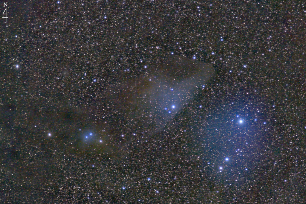 この天体写真は2022年5月4日に撮影した「さそり座」にある青い馬頭星雲（IC4592）と言う反射星雲です。左下はIC4601。焦点距離は280mm。