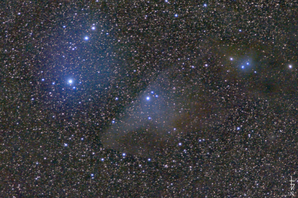 この天体写真は2022年5月4日に撮影した「さそり座」にある青い馬頭星雲（IC4592）と言う反射星雲です。右上はIC4601。上下逆さにすると馬の顔に見えます。焦点距離は331mm。