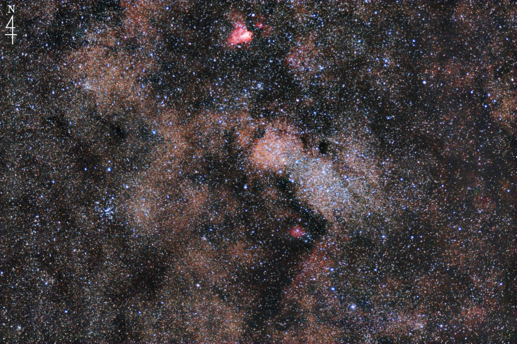 この天体写真は2022年06月03日に撮影した「いて座」にある「バンビの横顔」と言う天体です。焦点距離は203mm。