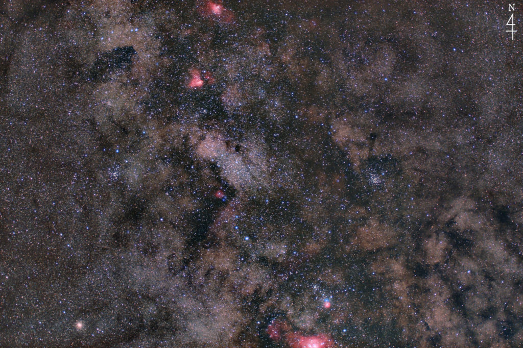 この天体写真は2022年06月29日21時34分04秒から撮影した射手座（いて座）にある「バンビの横顔」と言う天体です。使用機材はシグマズームレンズ 「APO70-200mmF2.8EX DG OS HSM」と一眼レフカメラのキャノン「EOS KISS X2」（赤外線改造機）及びKenko「スターリーナイトフィルター」。ISO1600/露出2分/26枚/フィルターあり+ISO1600/F2.8/25枚/フィルターなしを加算平均コンポジット。焦点距離はフルサイズ換算約116mmです。