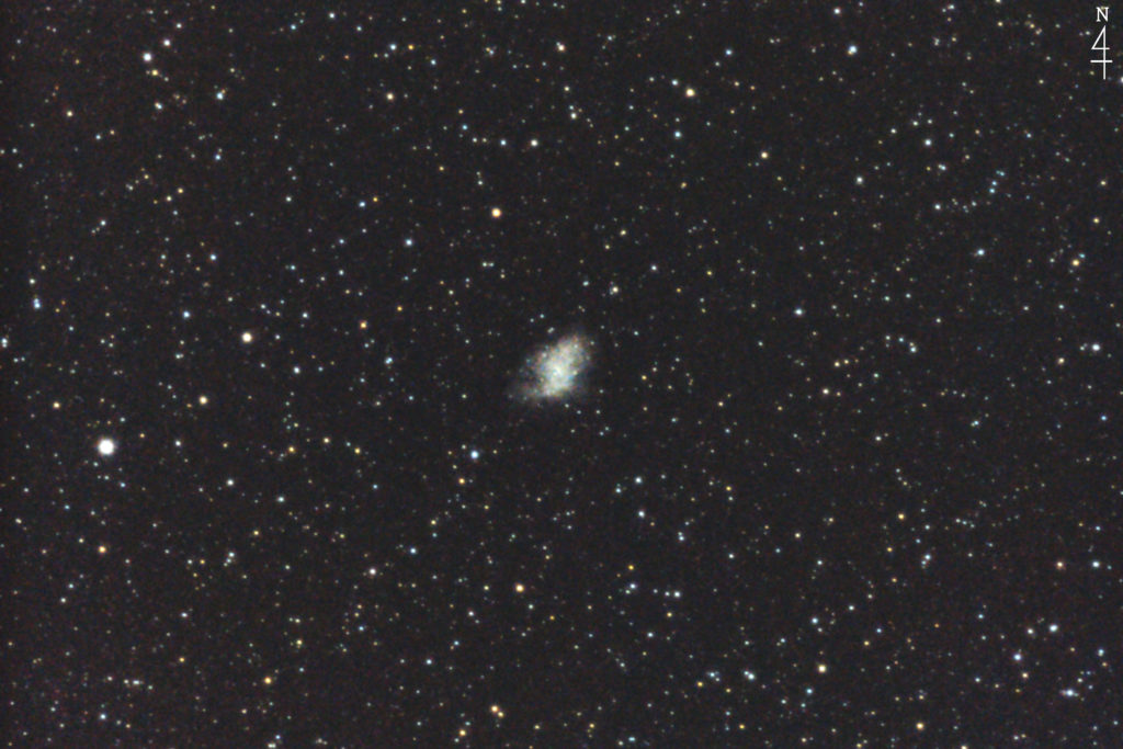 2017年01月04日00時36分25秒から口径15.2cm反射望遠鏡（ミードLXD-55）/F5と一眼レフカメラCANON EOS KISS X7iでISO6400/露出30秒で撮影して5枚を加算平均コンポジットしたフルサイズ換算約1759mmのM1（かに星雲）のメシエ天体写真です。
