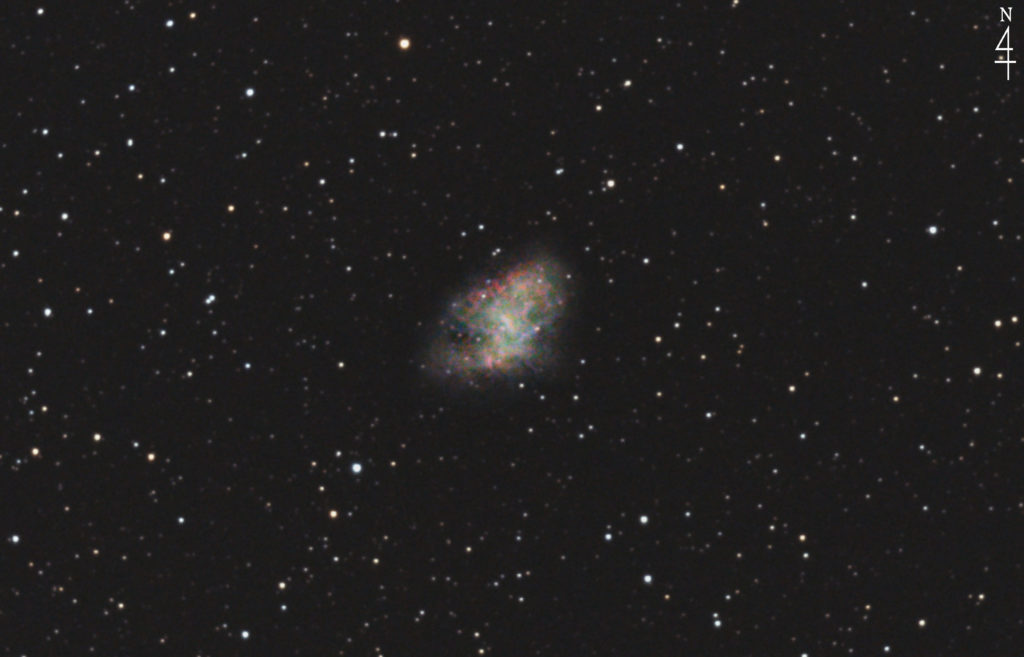 2017年11月15日23時20分35秒から口径15.2cm反射望遠鏡ミードLXD-55/F5と一眼レフカメラのリコーPENTAX-KPでISO25600/露出20秒を15枚加算平均コンポジットした撮影したフルサイズ換算約3587mmのM1（かに星雲）のメシエ天体写真です。
