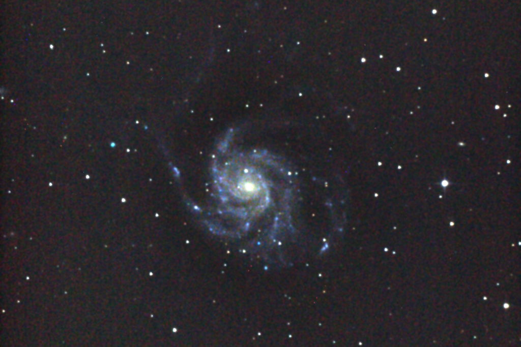 この天体写真は2012年03月28日に撮影した「おおぐま座」にある回転花火銀河（M101/メシエ101）と言う渦巻銀河です。焦点距離は2917mm。