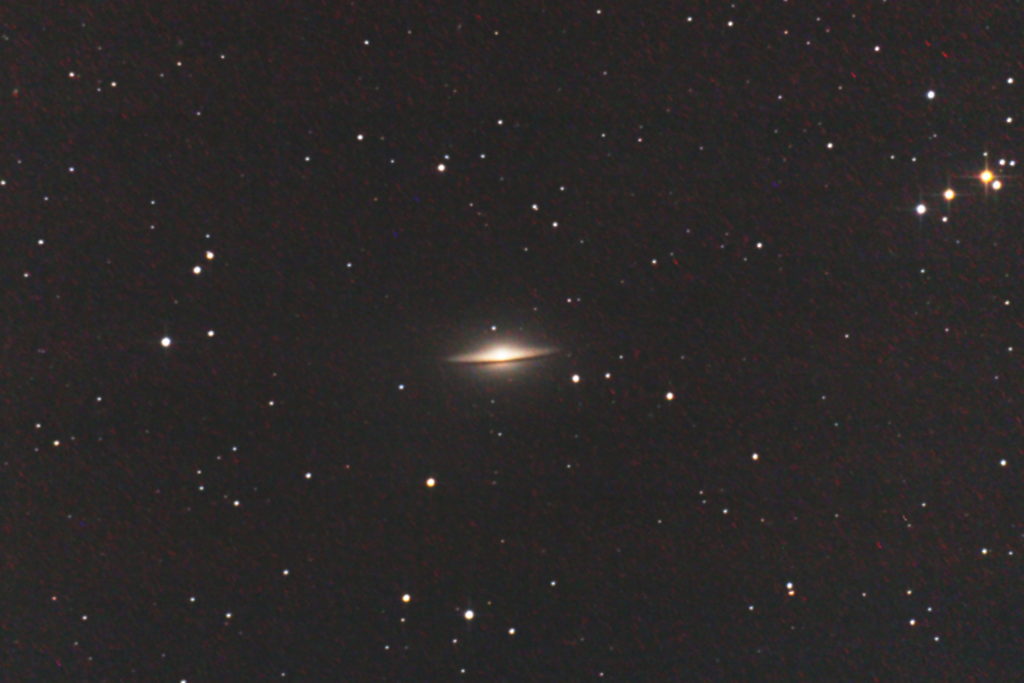 2013年05月14日20時47分48秒から国際光器の口径25cmF4.8の反射望遠鏡Whitey Dobとキャノンの一眼レフカメラEOS KISS x2でISO800/露出300秒で撮影してjpeg5枚を加算平均コンポジットしたフルサイズ換算2120㎜のM104（ソンブレロ銀河）のメシエ天体写真です。