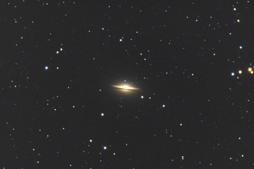 2018年03月18日00時29分06秒からミードの口径15.2cmF5の反射望遠鏡LXD-55とリコーの一眼レフカメラPENTAX-KPでISO25600/露出30秒で撮影して94枚を加算平均コンポジットしたフルサイズ換算約2380mmのM104（ソンブレロ銀河）のメシエ天体写真です。