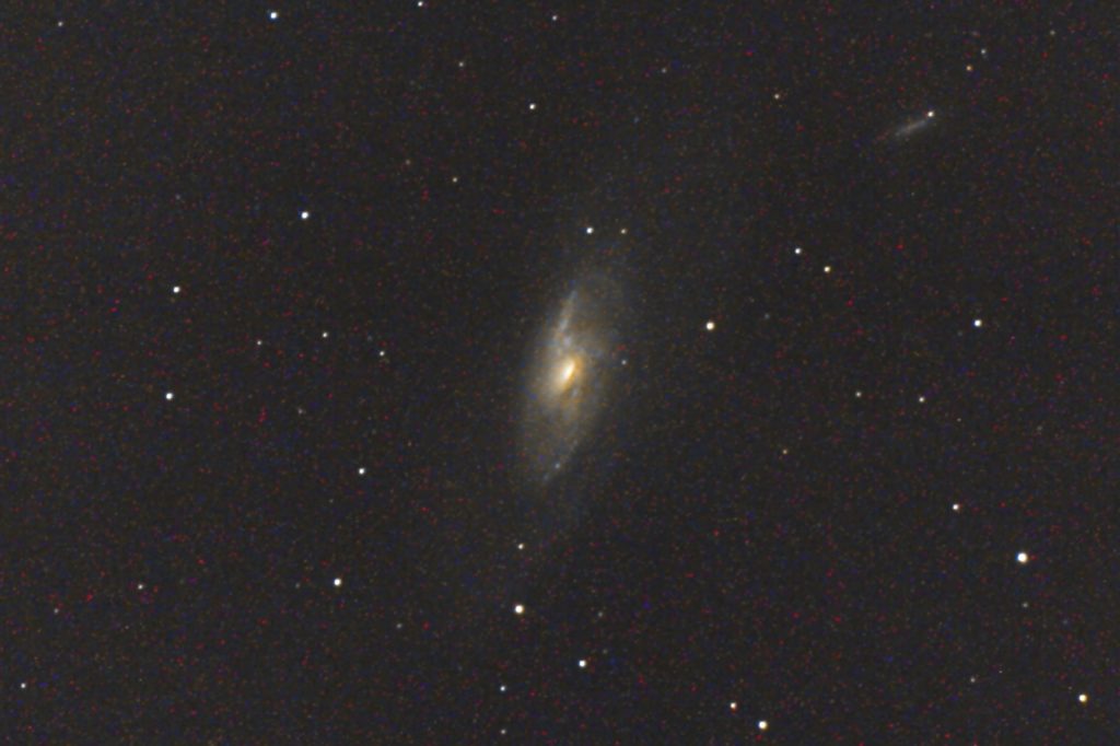 この天体写真は2013年06月04日に撮影した「りょうけん座」にあるM106（メシエ106）と言う渦巻銀河です。焦点距離は4292mm。