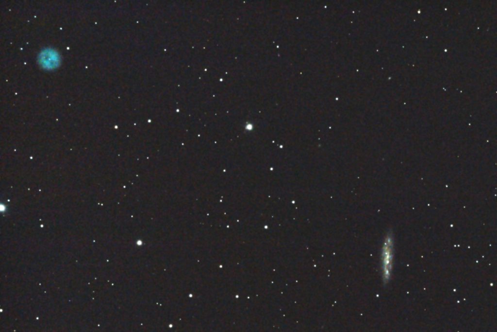 2017年01月04日01時31分44秒からミードの口径15.2cmF5の反射望遠鏡LXD-55とキャノンの一眼レフカメラEOS KISS X7iでISO6400/露出30秒で撮影して10枚を加算平均コンポジットしたフルサイズ換算約2006mmのM108（右）とM97（ふくろう星雲）のメシエ天体写真です。