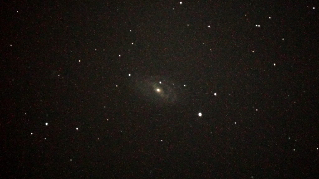 この天体写真は2013年06月04日に撮影した「おおぐま座」にあるM109（メシエ109）と言う棒渦巻銀河です。焦点距離は3000mm。