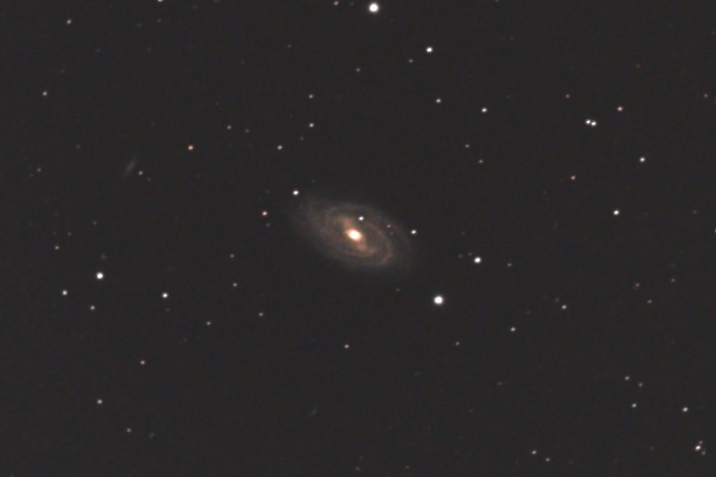 2018年06月13日21時02分12秒からミードの口径15.2cmF5の反射望遠鏡LXD-55とリコーの一眼レフカメラPENTAX-KPでISO12800/露出30秒で撮影して101枚を加算平均コンポジットしたフルサイズ換算約3086mmのM109（渦巻銀河）のメシエ天体写真です。