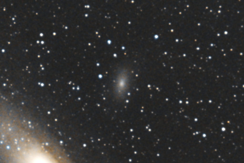 この天体写真は2018年08月11日に撮影したアンドロメダ座にあるM110（メシエ110）と言う楕円銀河です。焦点距離は1602mm。