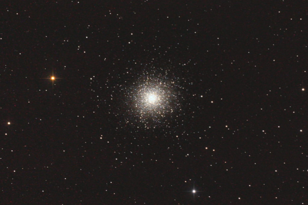 この天体写真は2013年07月09日に撮影したヘルクレス座にあるM13（メシエ13）と言う球状星団です。焦点距離は2835mm。