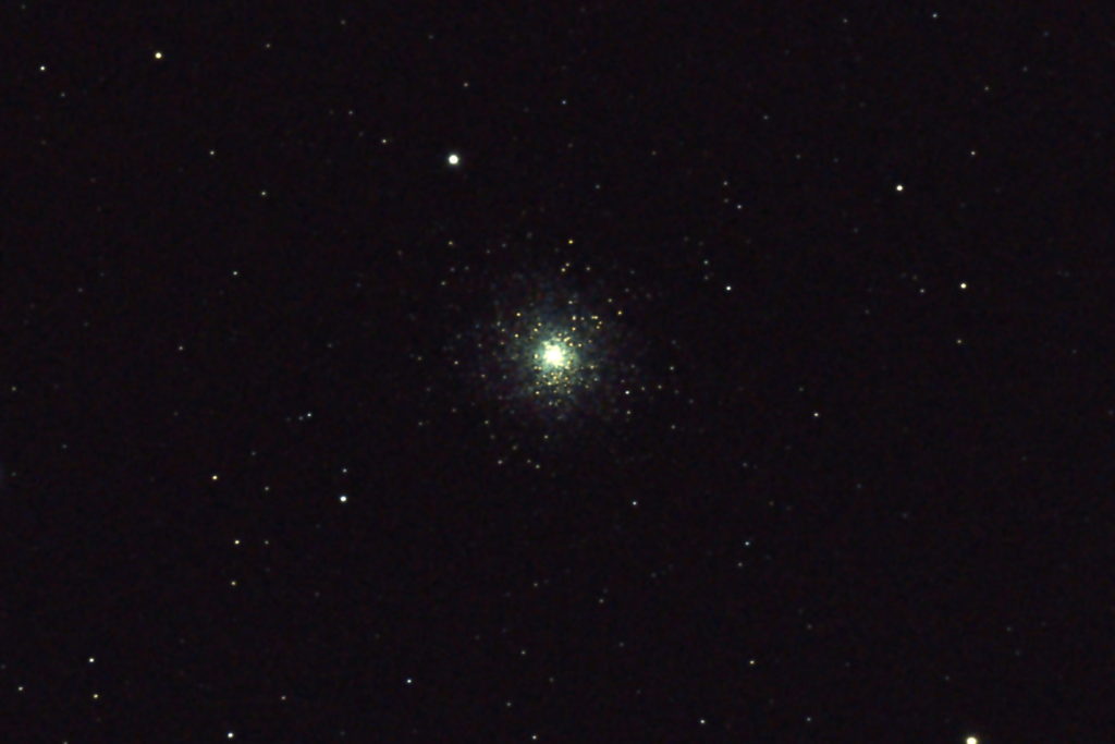 この天体写真は2017年08月23日に撮影したぺガスス座にあるM15（メシエ15）と言う球状星団です。焦点距離は2609mm。